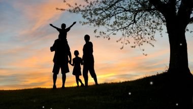 Imagem da silhueta de 4 pessoas, sendo um casal e seus dois filhos, simbolizando uma família unida.