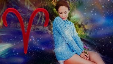 Imagem de uma mulher usando uma blusa azul de frio e ao lado dela o glifo do signo de áries, simbolizando a mulher ariana.