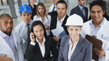 Imagem de várias pessoas reunidas em um departamento da empresa e cada uma com sua profissão.