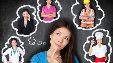 Imagem de uma mulher ao centro, pensando em qual profissão escolher. Dentro de cada balão de pensamento, uma profissão diferente.