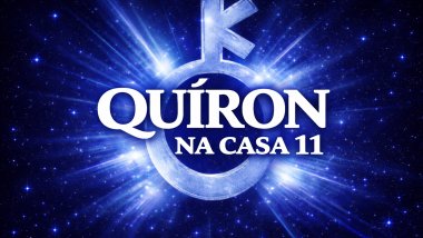 Imagem espacial azul com feixes de luz ao fundo, símbolo de Quíron ao centro e texto grande em branco: “QUÍRON” e abaixo “NA CASA 11”.