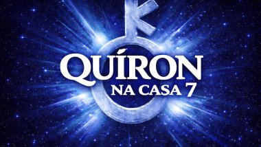 Imagem espacial azul com feixes de luz ao fundo, símbolo de Quíron ao centro e texto grande em branco: “QUÍRON” e abaixo “NA CASA 7”.