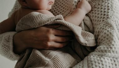 Descubra 5 simpatias para curar o refluxo em bebê