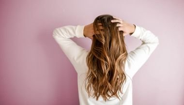 Simpatias para o cabelo crescer: conheça as opções e saiba qual pode ser ideal para você