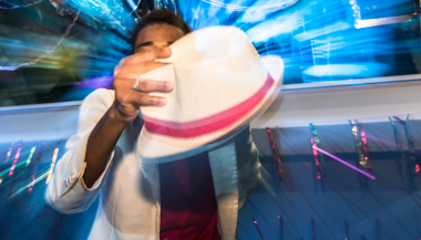 Homem dançando com roupa do Zé Pilintra