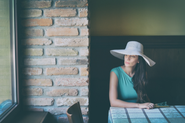 Mulher sozinha triste em restaurante