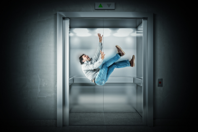 homem caindo no elevador