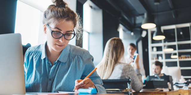 Mulher trabalhando em um escritório