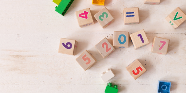 Números pintados na madeira espalhados pelo chão