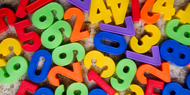 números coloridos de plásticos jogados no chão