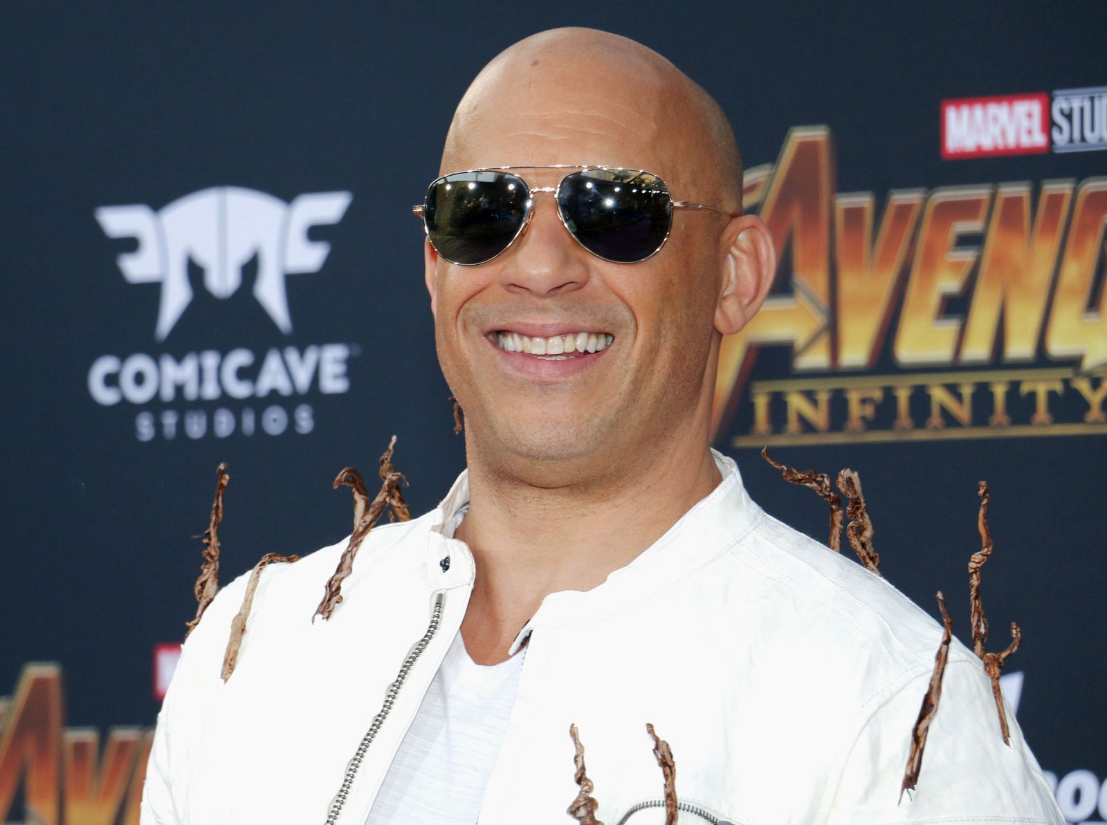 Vin Diesel sorrindo usando óculos de sol em uma premiação do filme  Advengers