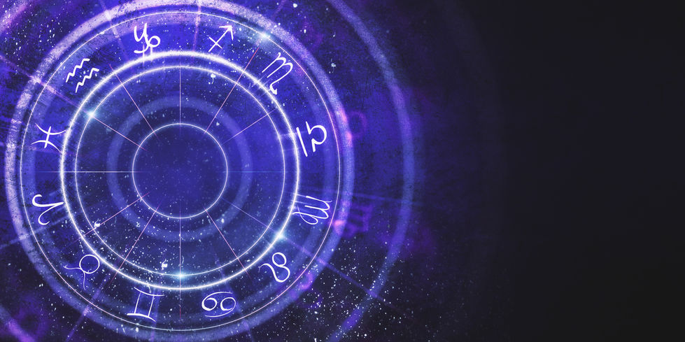 Signos do zodíaco em um círculo com um céu roxo ao fundo.