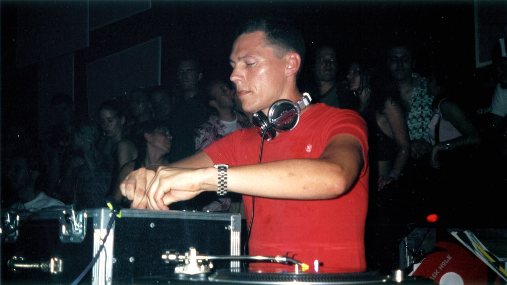 Tiësto tocando em seus aparelhos de DJ