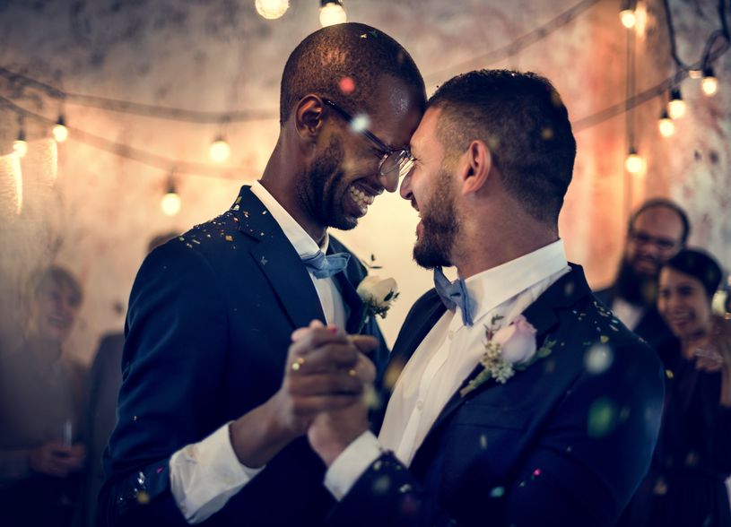 Casal homoafetivo em festa de casamento