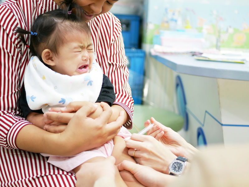 Criança tomando vacina chorando 