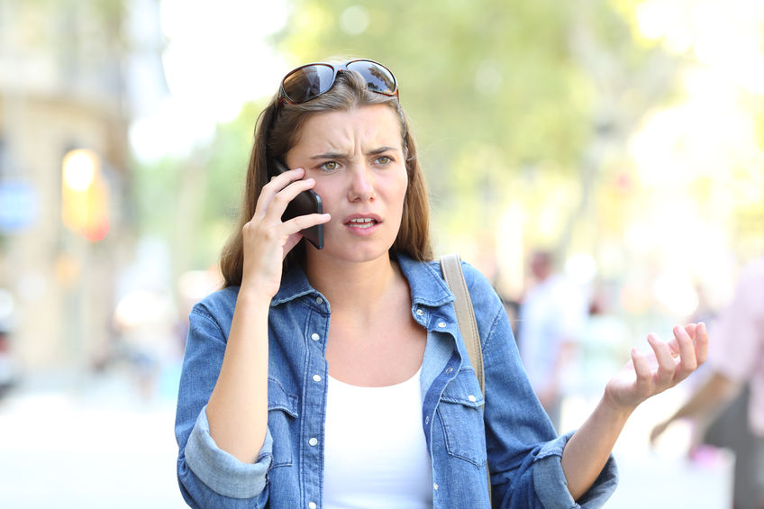 Mulher discutindo em telefone