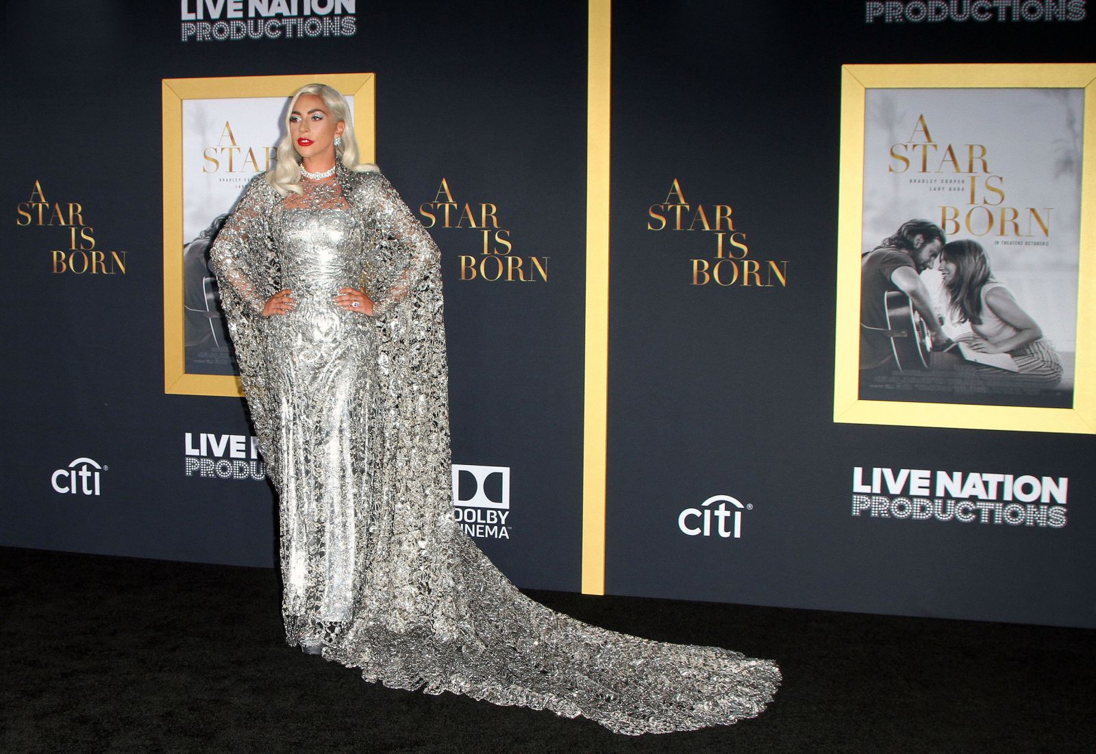 Lady Gaga usando vestido com as mãos na cintura em premiação do filme 