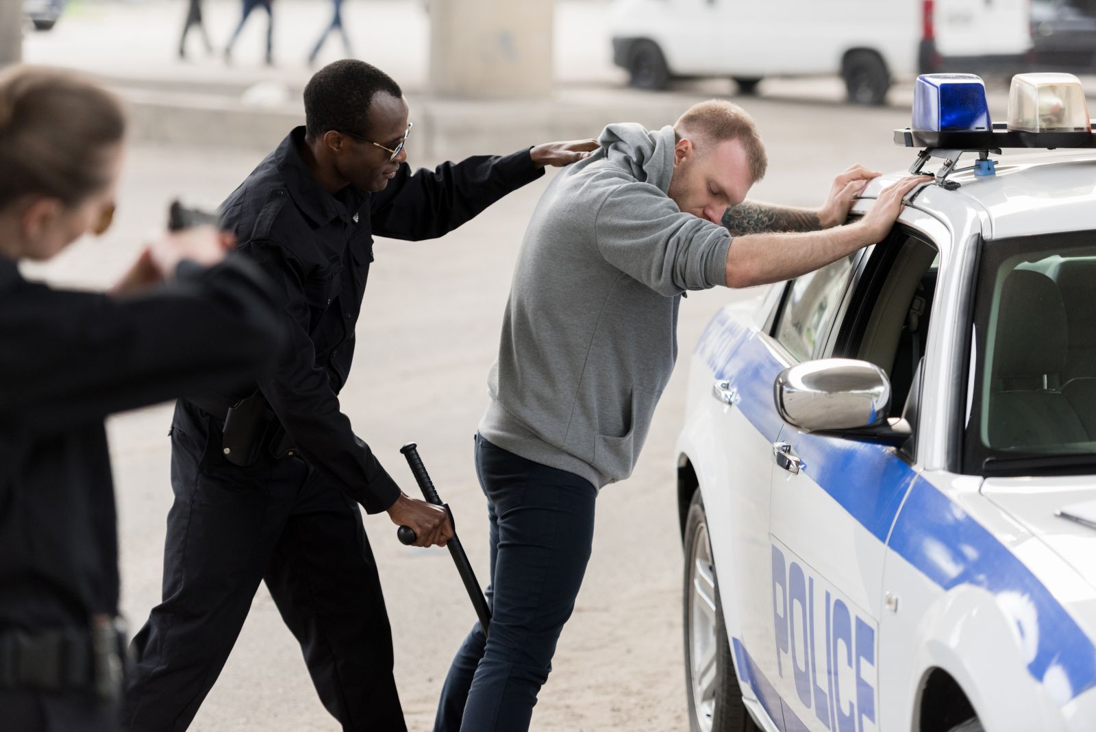 Policiais prendendo um homem 