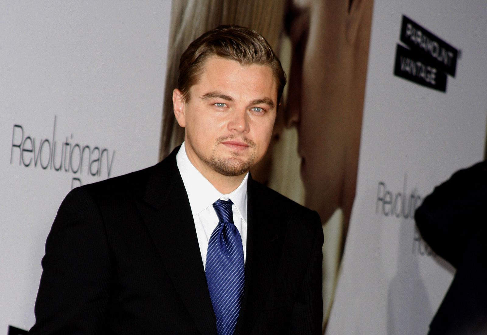 Leonardo DiCaprio em premiação de filme usando terno e gravata