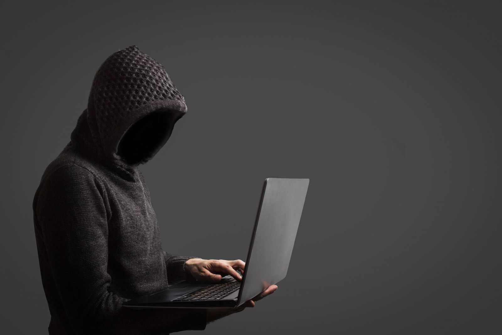 Oleksii Surgai/123rf Ladrão usando computador