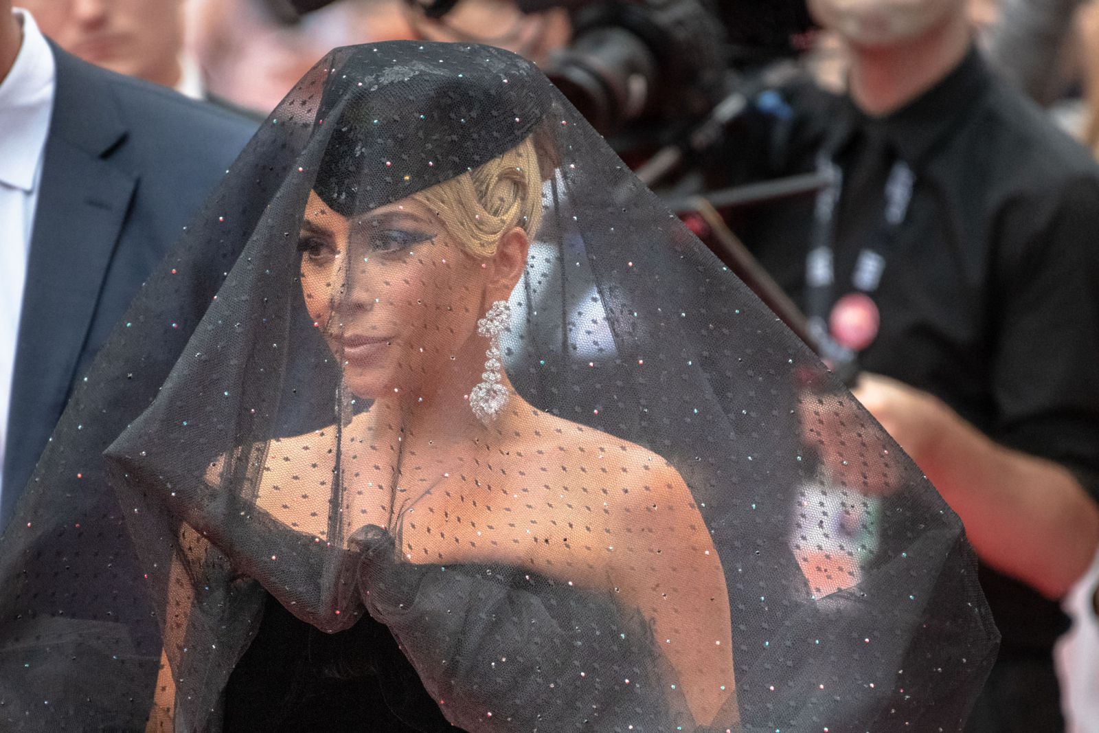 Lady Gaga sorrindo usando um véu em sua cabeça