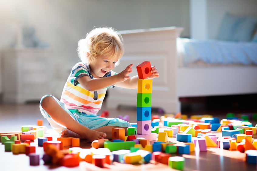 Criança brincando com blocos de montar