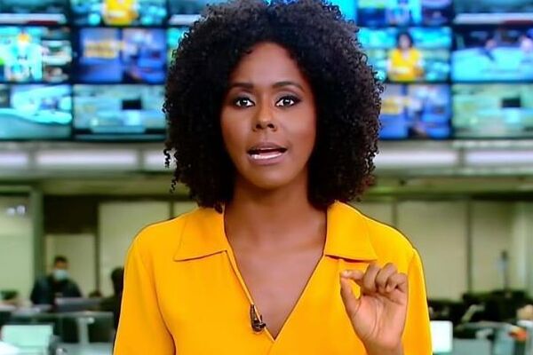 Jornalista Maju Coutinho vestida de blusa amarela