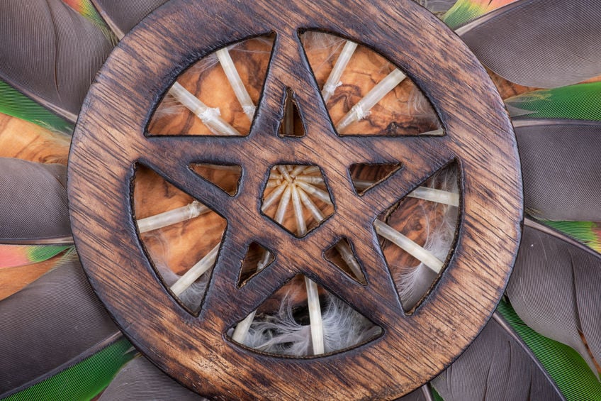 Símbolo do pentagrama em madeira.