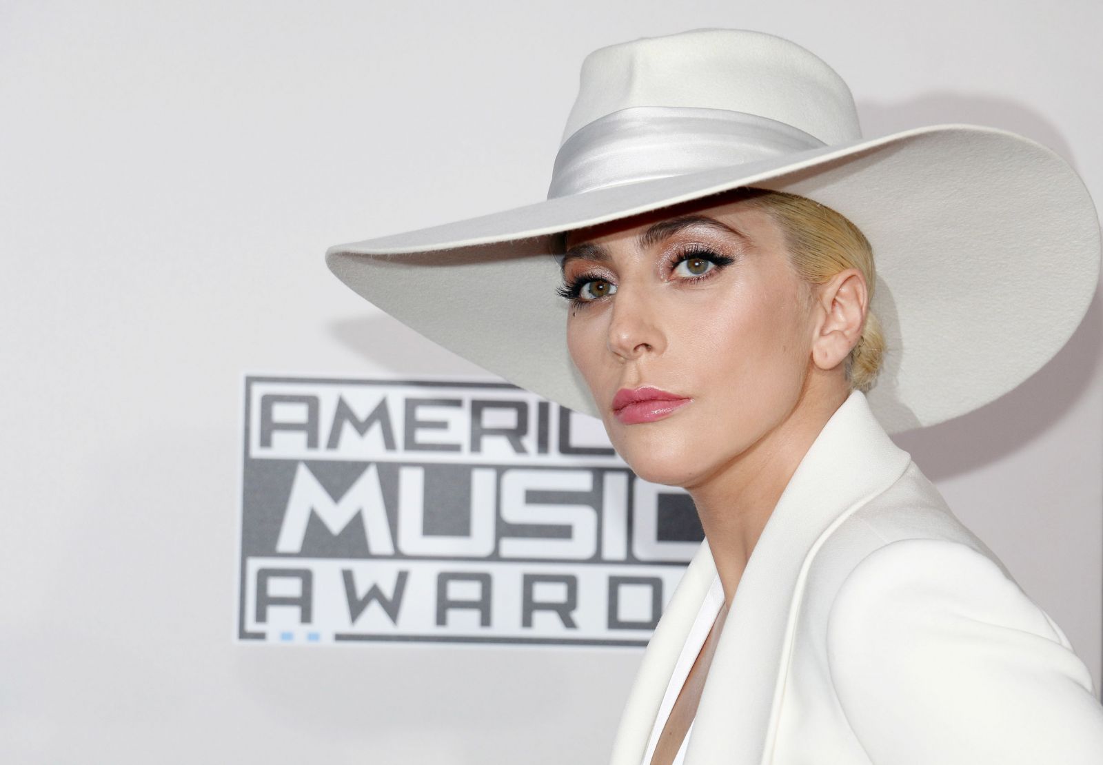 Lady Gaga em premiação usando chapéu 