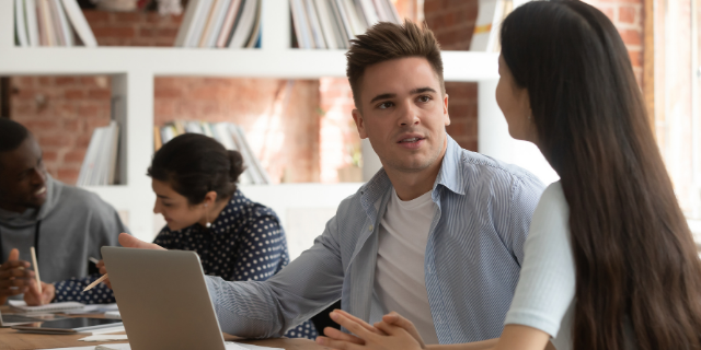 Colegas de trabalho conversando no escritório