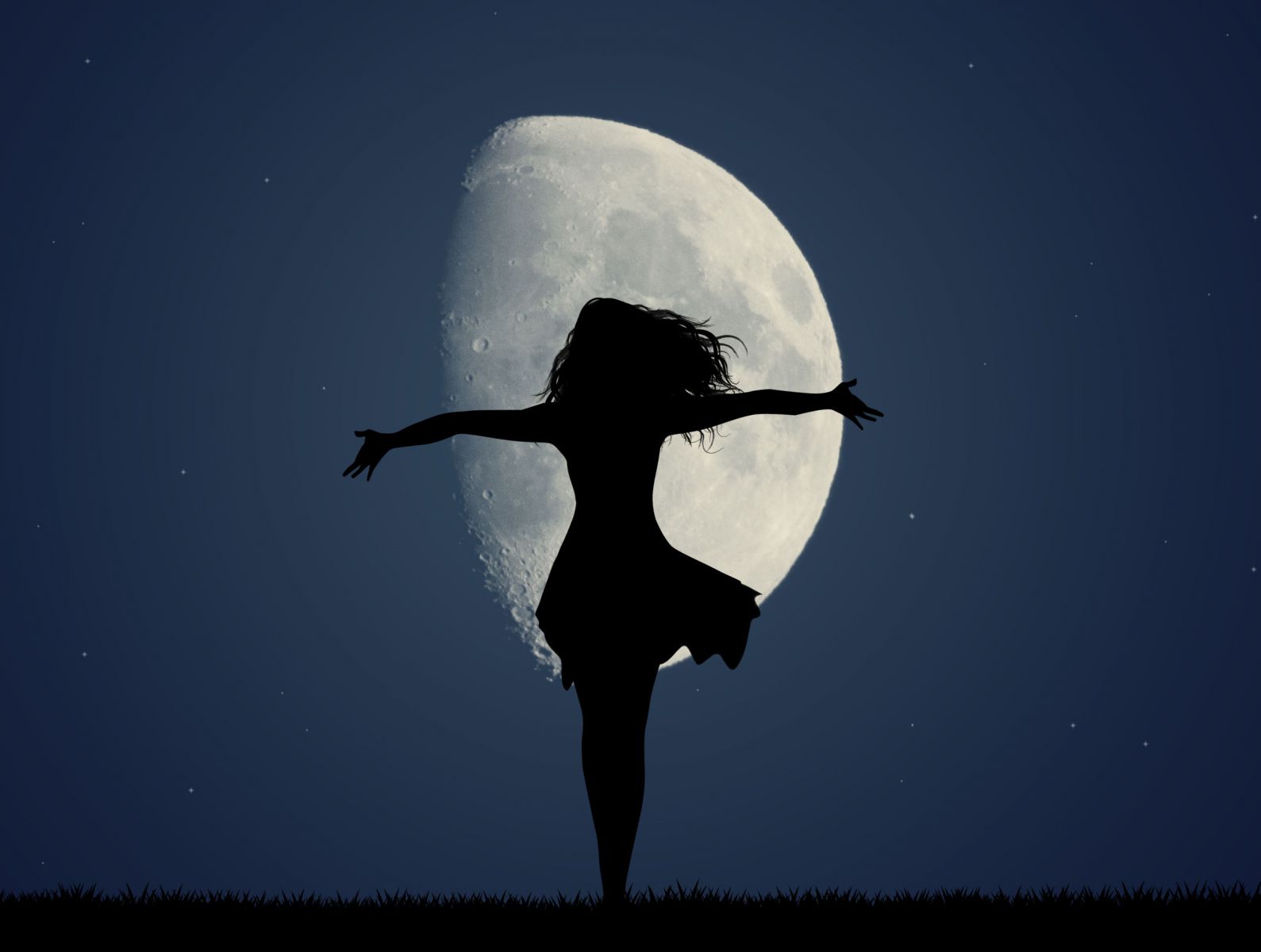 Silhueta de mulher de braços abertos em frente a lua
