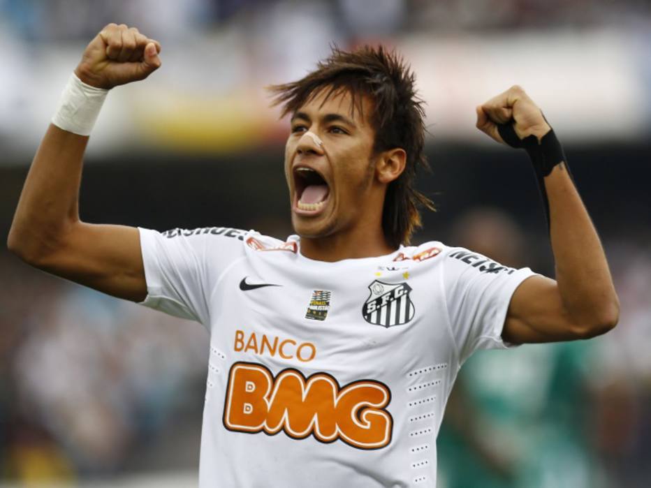 Neymar celebrando gol em campo com uniforme do Santos.