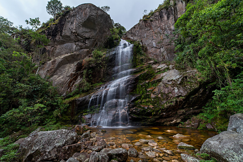 templeate / 123rf Cachoeira em Serra dos Orgaos National Park.