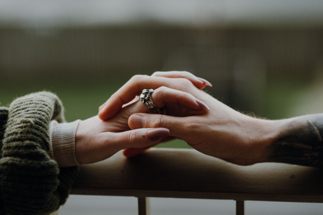 casal de mãos dadas