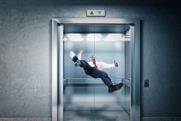 homem caindo no elevador