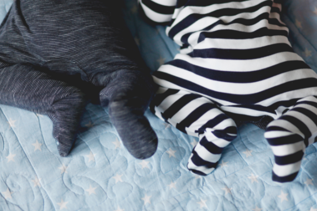 bebês de pijama