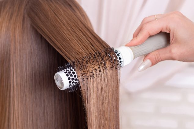 Mulher escovando o cabelo longo