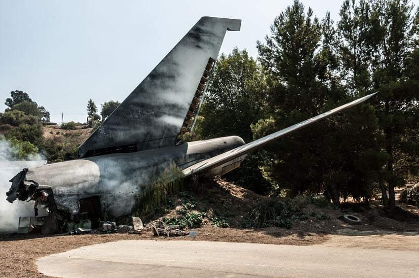 Destroços de um avião em meio a uma rua 