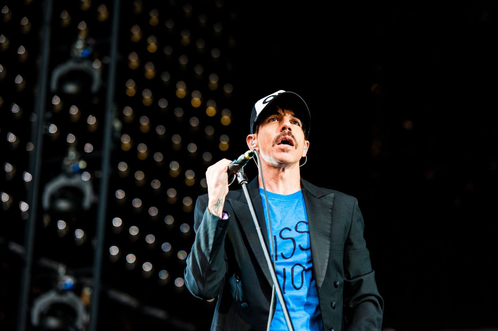 Anthony Kiedis no palco segurando microfone