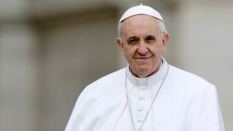 Papa Francisco olhando para frente e sorrindo