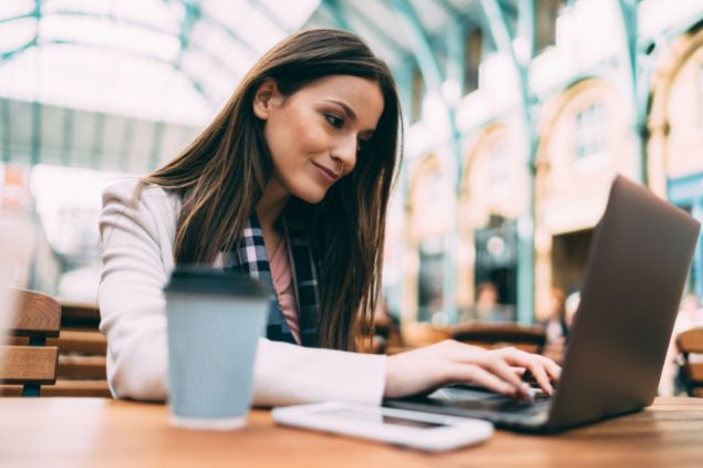 martin-dm / Getty Images Signature Mulher trabalhando e sorrindo