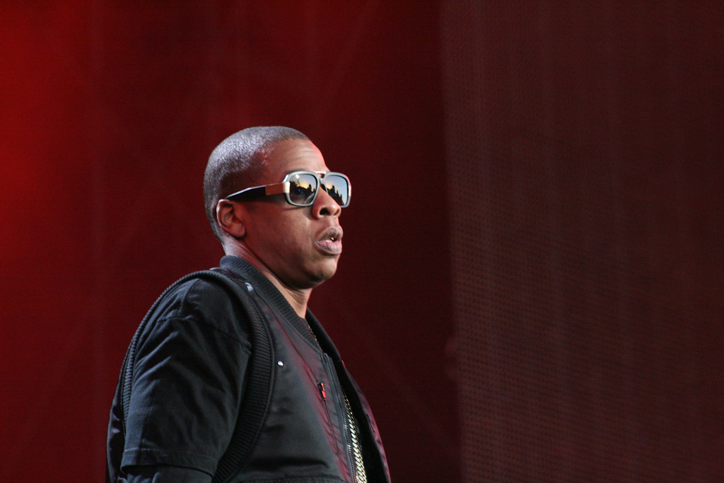 Jay-Z de óculos de sol no palco 