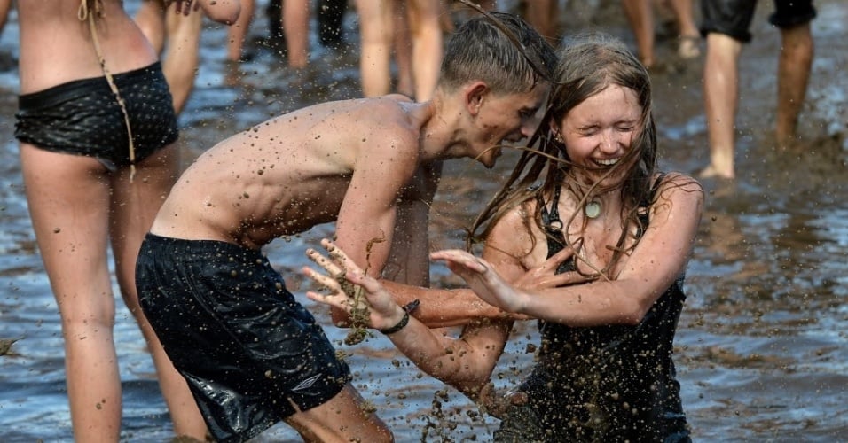 Jovens banhando-se em lama no festival Woodstock