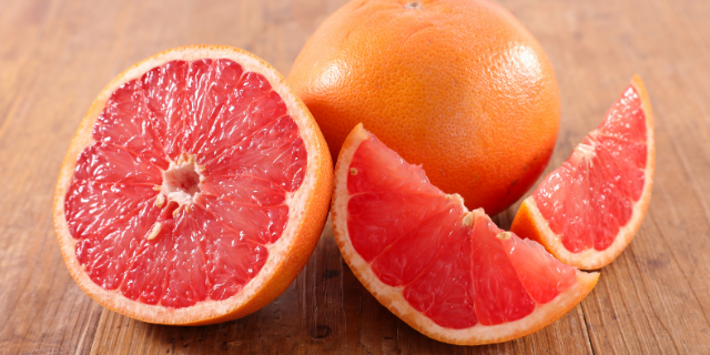 Foto de grapefruits inteiras e cortadas ao meio