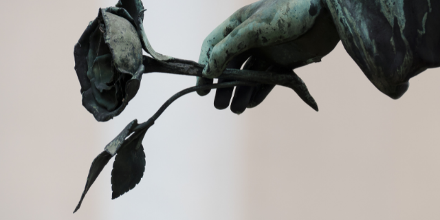 Estátua segurando uma rosa