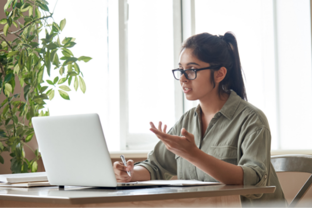 garota de fone estudando no formato de ensino a distancia 