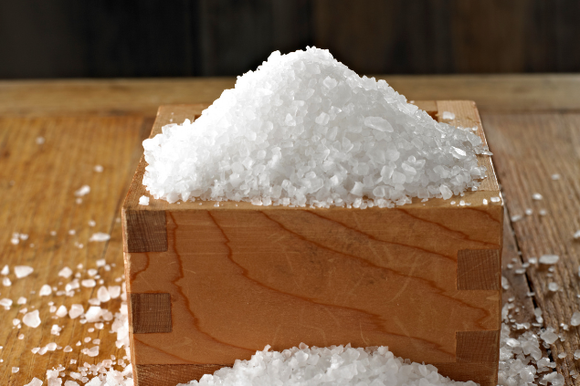 sal grosso dentro de uma caixa de madeira
