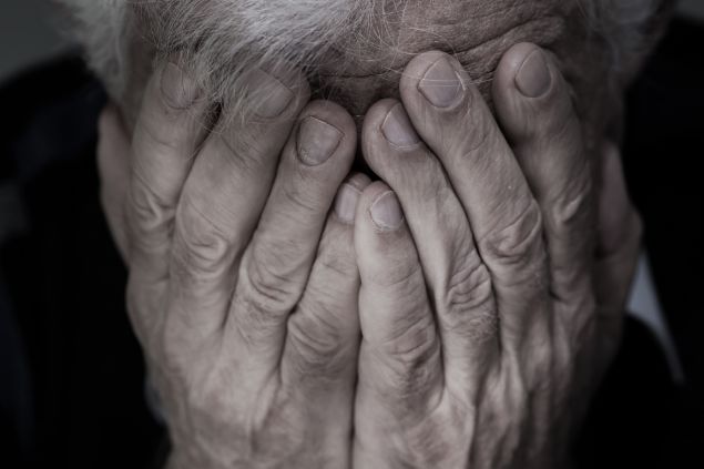 senhor de idade chorando