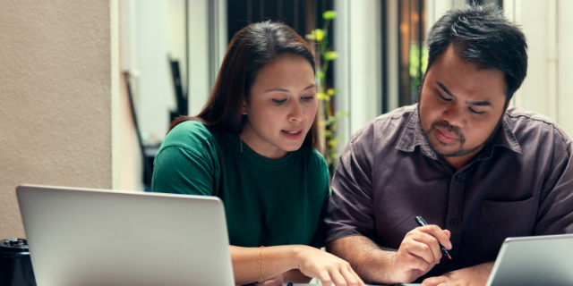 Mulher ajudando homem durante trabalho no escritório
