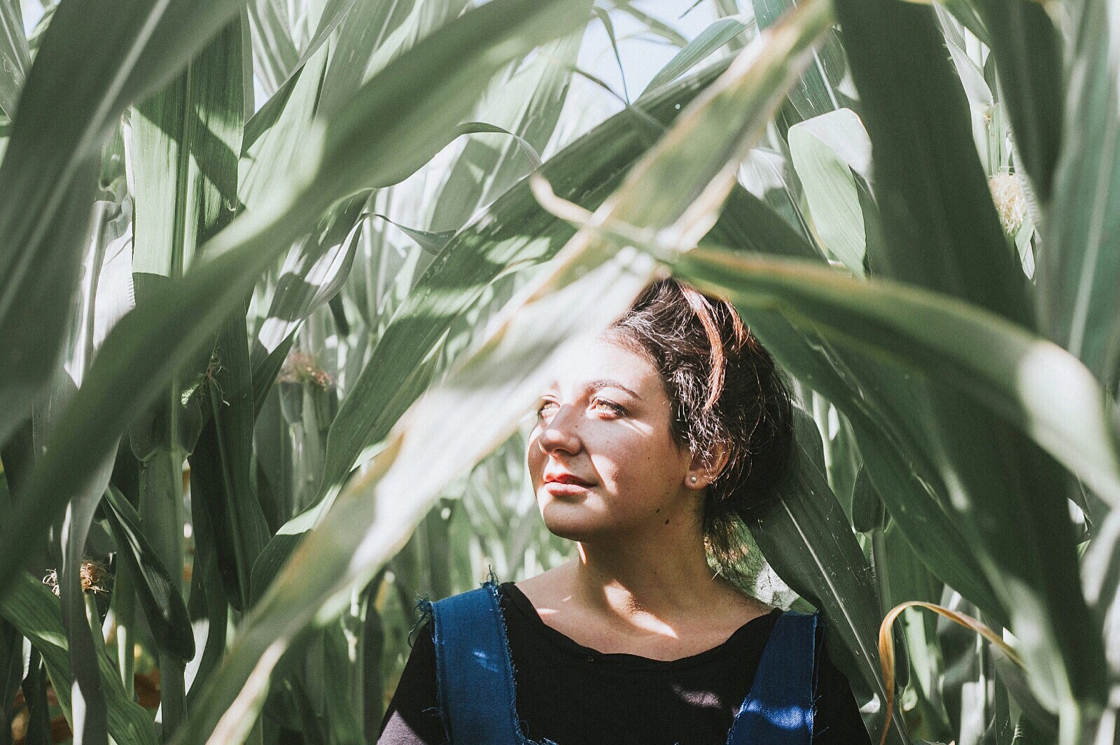 Elli / Reshot Mulher branca em meio a folhas.